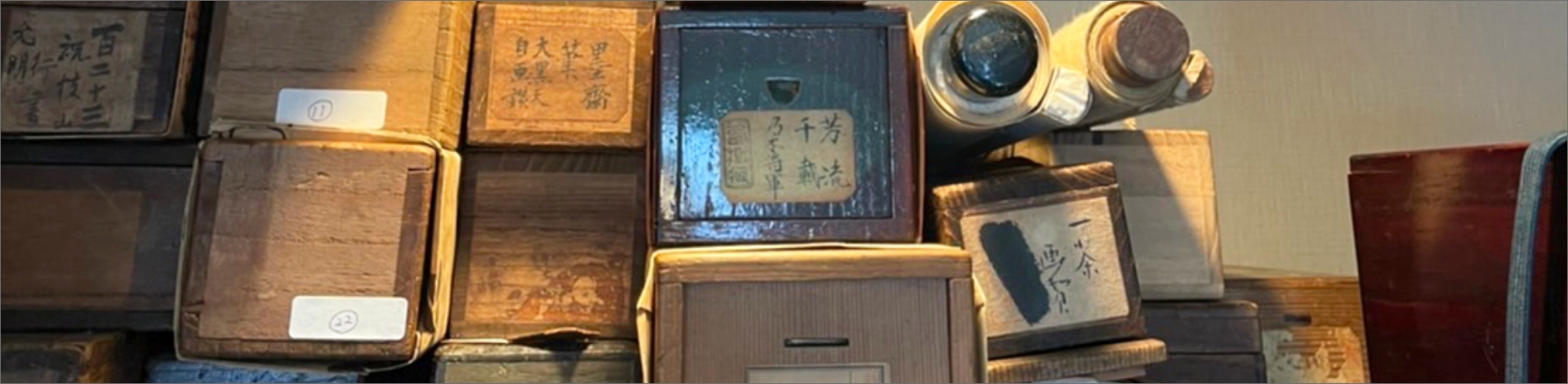 えびす屋のお知らせ「骨董コラム｜骨董の真価を左右する「箱」の審美眼｜共箱の格付けと紫檀・黄花梨が放つ資産価値の正体を専門美術商が解き明かす」