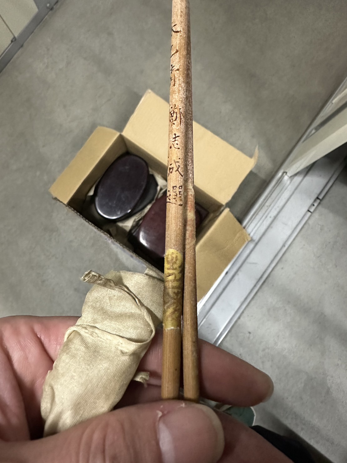 佐沼屋呉服店のお知らせ「骨董コラム：失われた「野生の毛」の系譜。古い唐筆に宿る弾力と命毛の物理的真価」