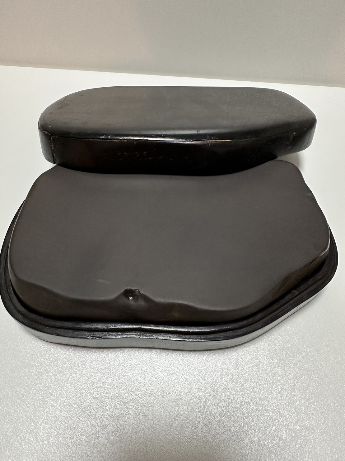 えびす屋のお知らせ「骨董コラム｜硯（すずり）の真価を問う｜龍や観音の彫刻が数千万を動かす「石の引力」と鑑定の深淵を専門美術商が解き明かす」