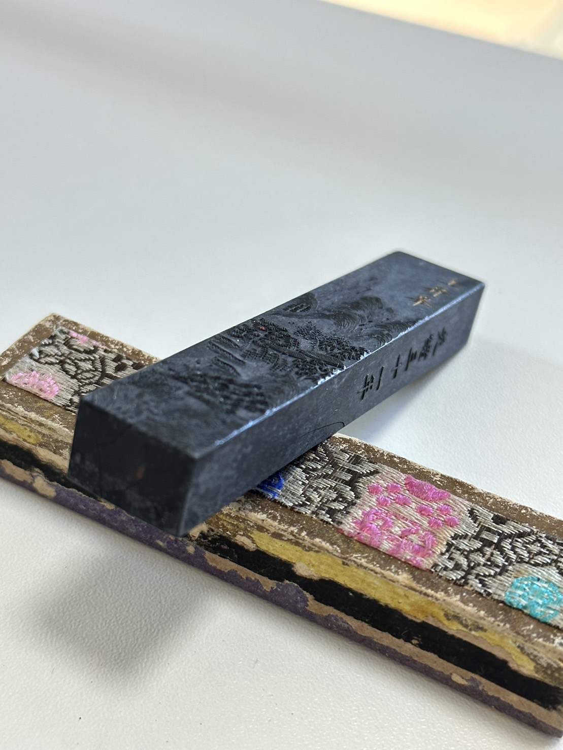 えびす屋のお知らせ「骨董コラム｜古墨の買取相場は？「青墨・松煙墨」の価値と、書道具専門美術商が教える墨の鑑定眼」