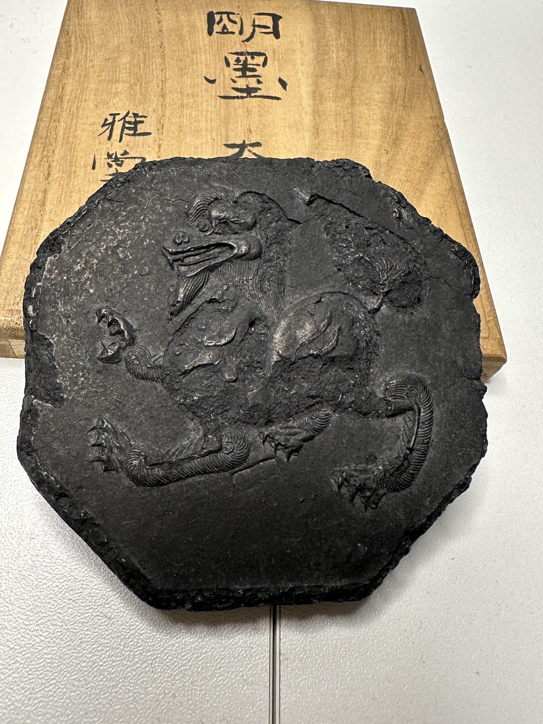 えびす屋のお知らせ「骨董コラム　古墨・保管の基本と魅力｜ひび割れやカビを防ぐ正しい手入れと扱い方」