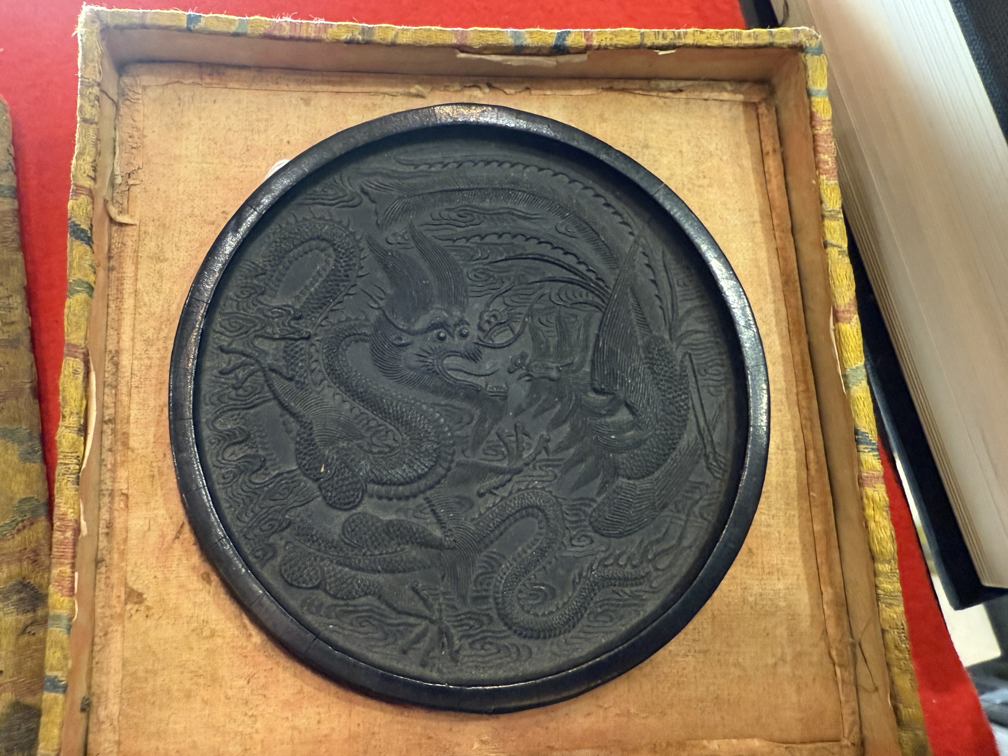 えびす屋のお知らせ「骨董コラム：墨の鑑定と魅力｜「枯れ」が育む黒の深み――数百年の時を越える古墨の真価」