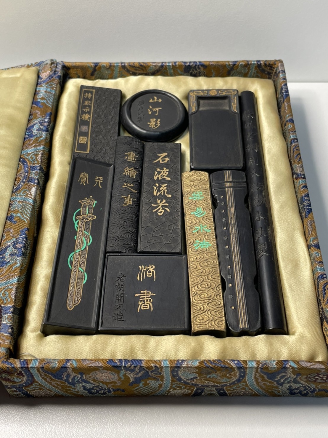 えびす屋のお知らせ「骨董コラム：集錦墨の魅力と鑑定基準｜セット墨が持つ工芸美の世界を読み解く」