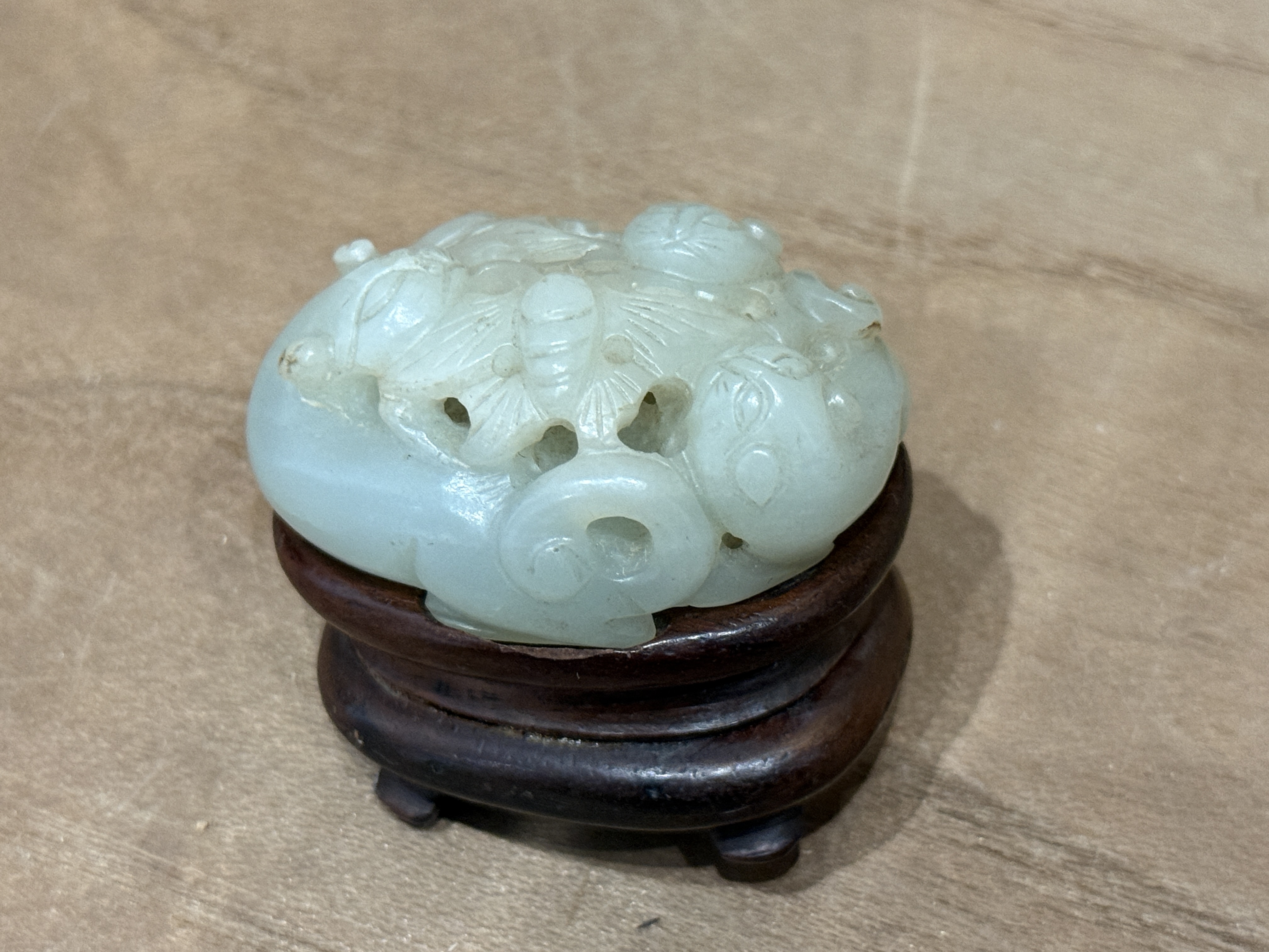 えびす屋のお知らせ「骨董コラム：白玉の鑑定と神髄｜羊脂玉に秘められた「湿潤」という価値」