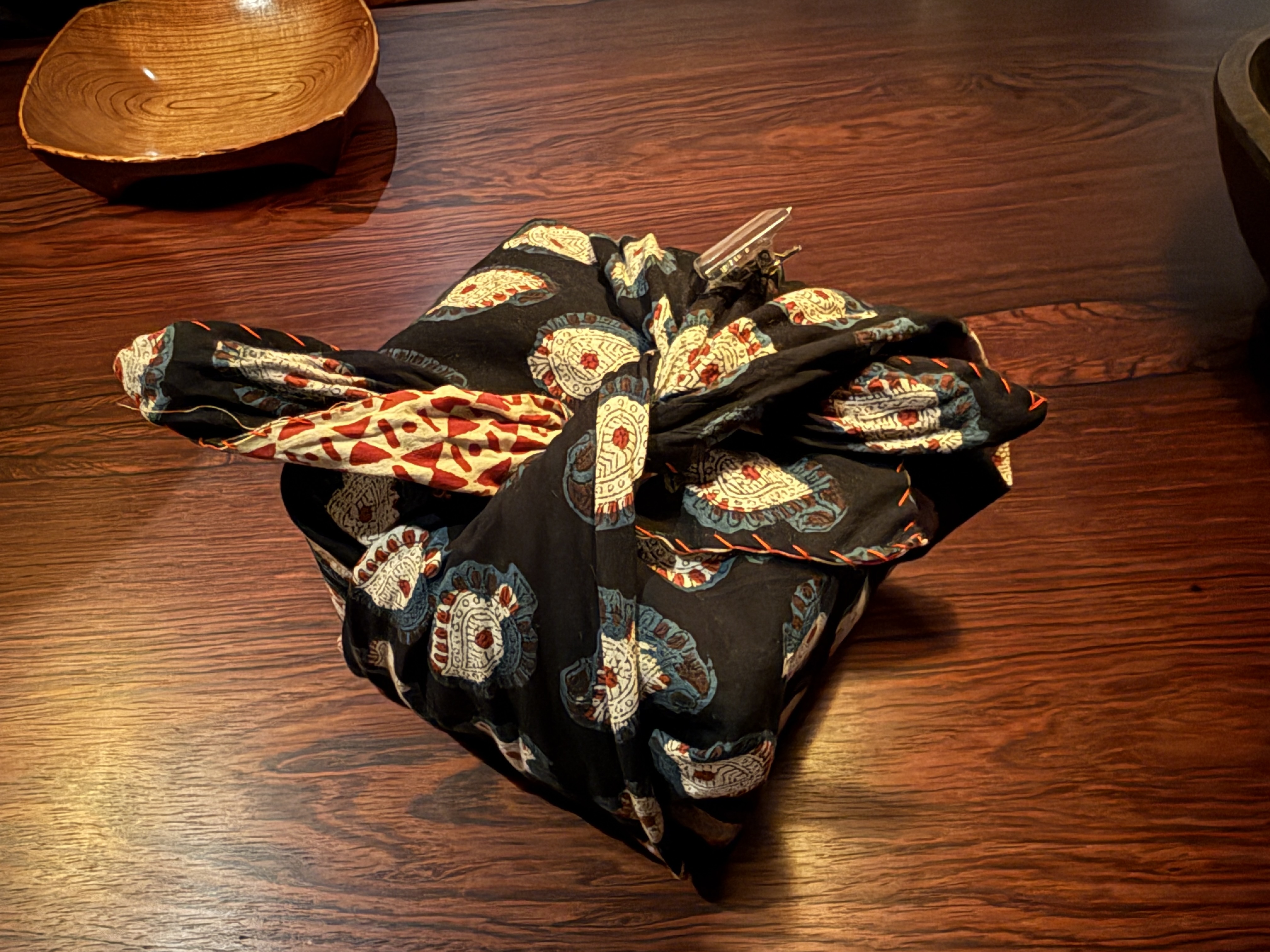 えびす屋のお知らせ「骨董コラム｜桐箱（きりばこ）の魅力とは？箱書きが語る骨董品の履歴書と高額査定を導く鑑定の要所を田附時文が語る」