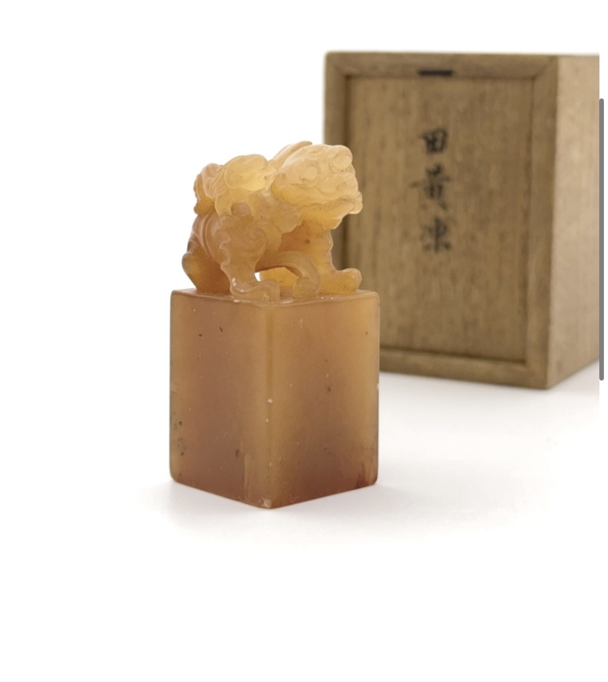 えびす屋のお知らせ「骨董コラム：印材の魅力と鑑定｜「田黄」や「鶏血」に宿る『石の命』と歴史の鼓動」