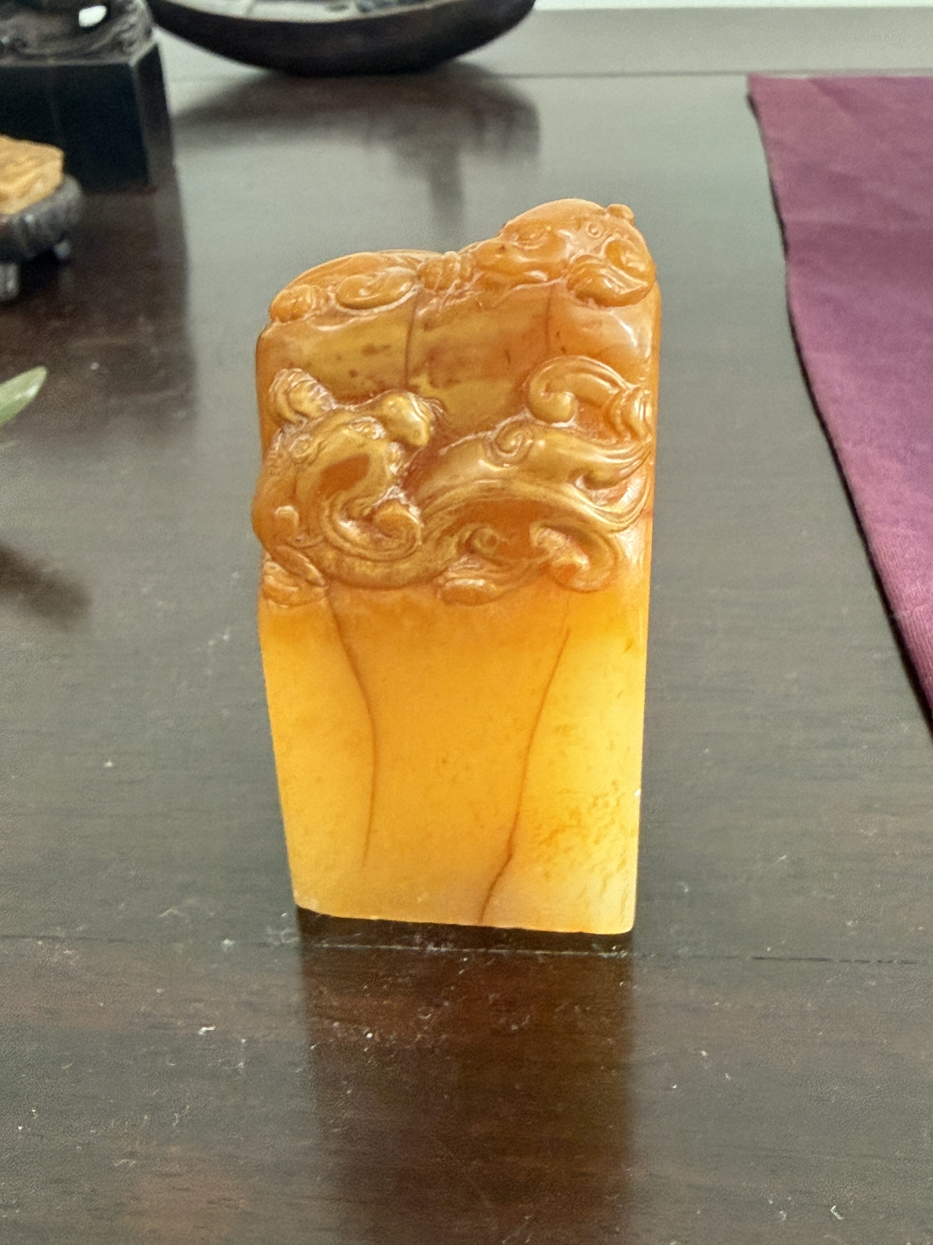 えびす屋のお知らせ「骨董コラム｜田黄（でんおう）の買取相場は？石の王様の価値と偽物を見抜く鑑定の極意を専門美術商が徹底解説」