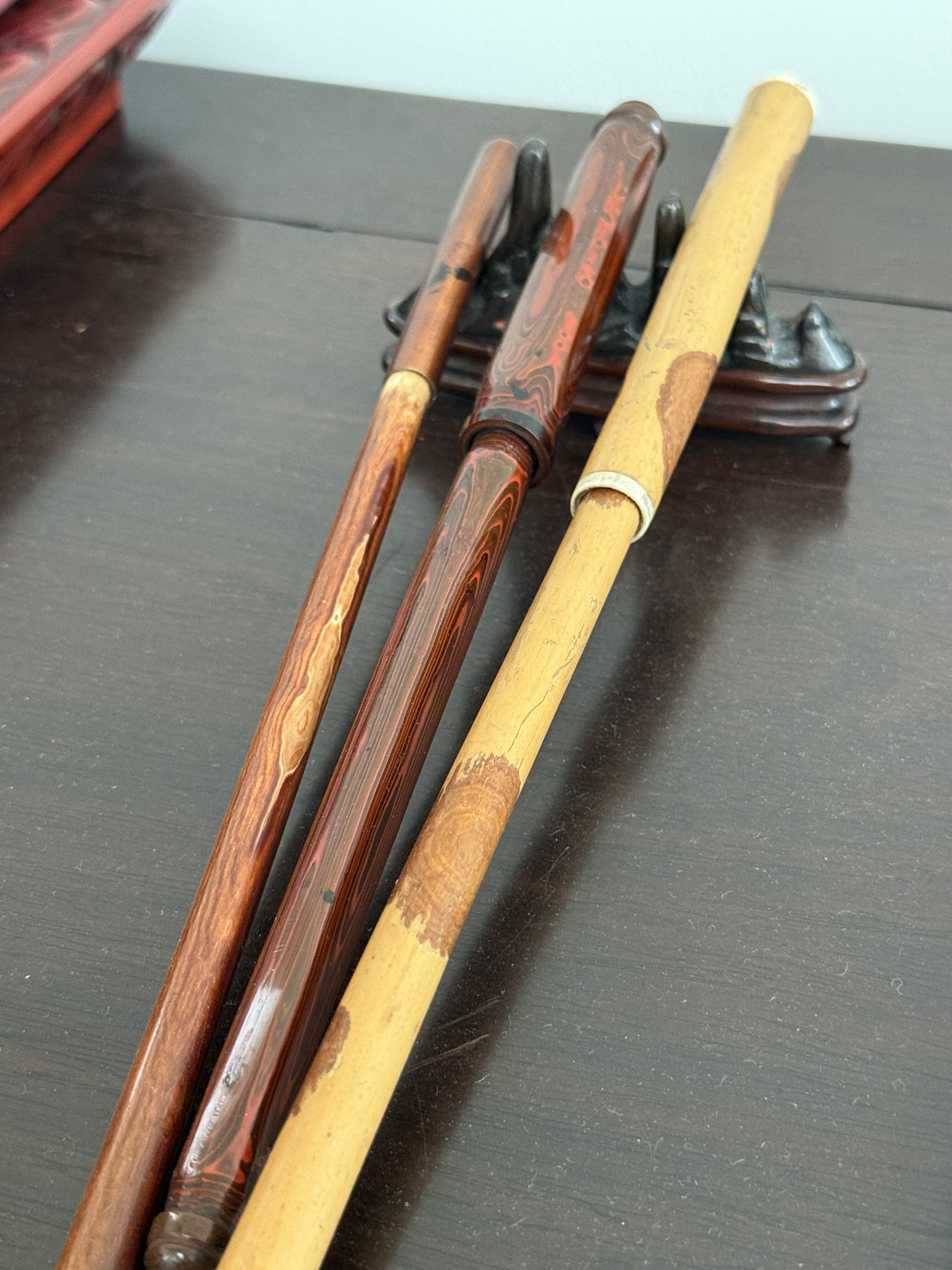 えびす屋のお知らせ「骨董コラム｜筆の買取相場は？堆朱や竹筆など中国美術の価値と「幻の李朝」を求めて｜書道具専門の美術商が語る鑑定の裏側」