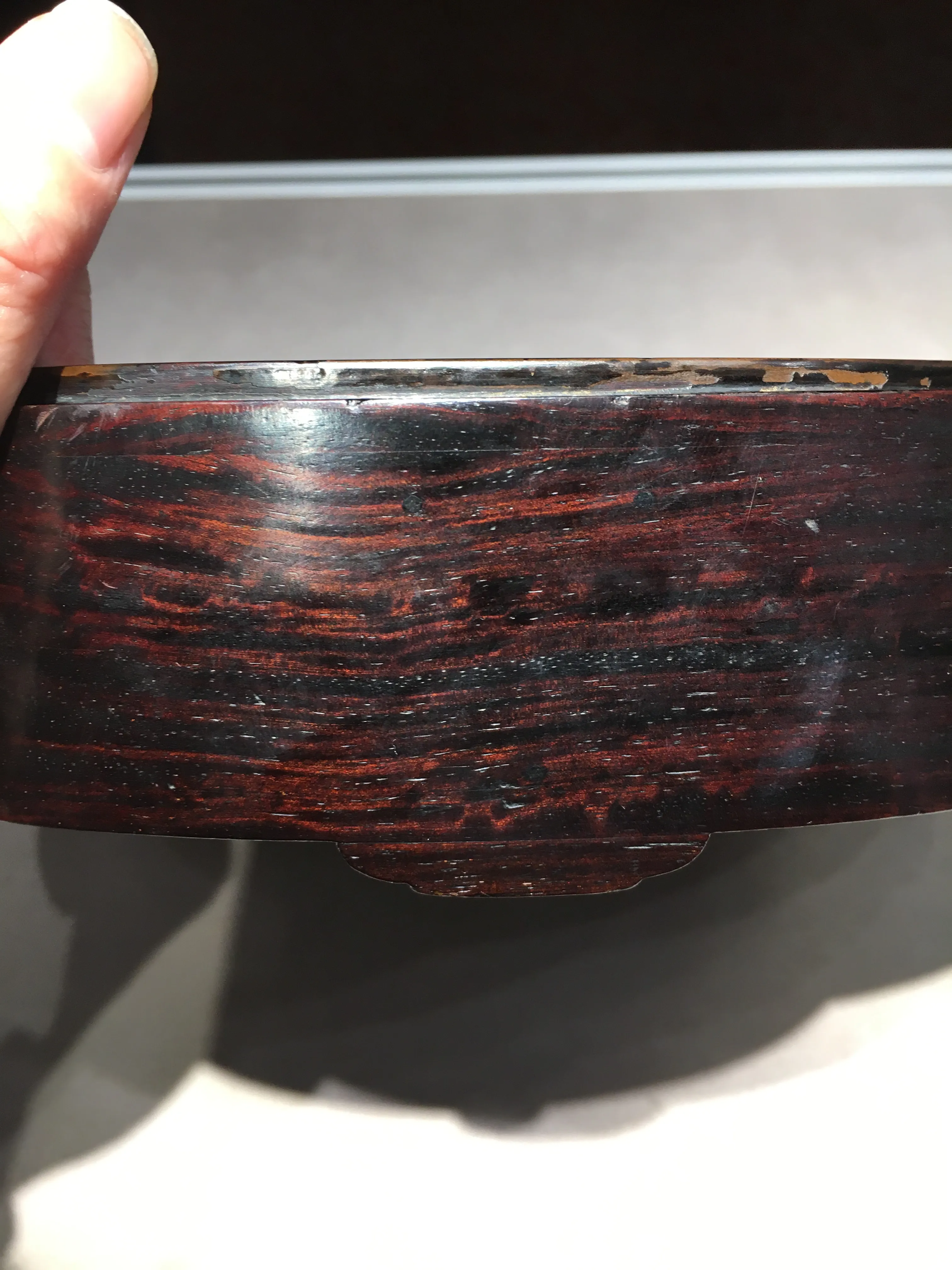 えびす屋のお知らせ「骨董コラム｜紫檀（したん）の買取相場を徹底解剖｜家具なら数千万円も？墨床・台座・香合から螺鈿象嵌の加点ポイントまで専門美術商が解説」