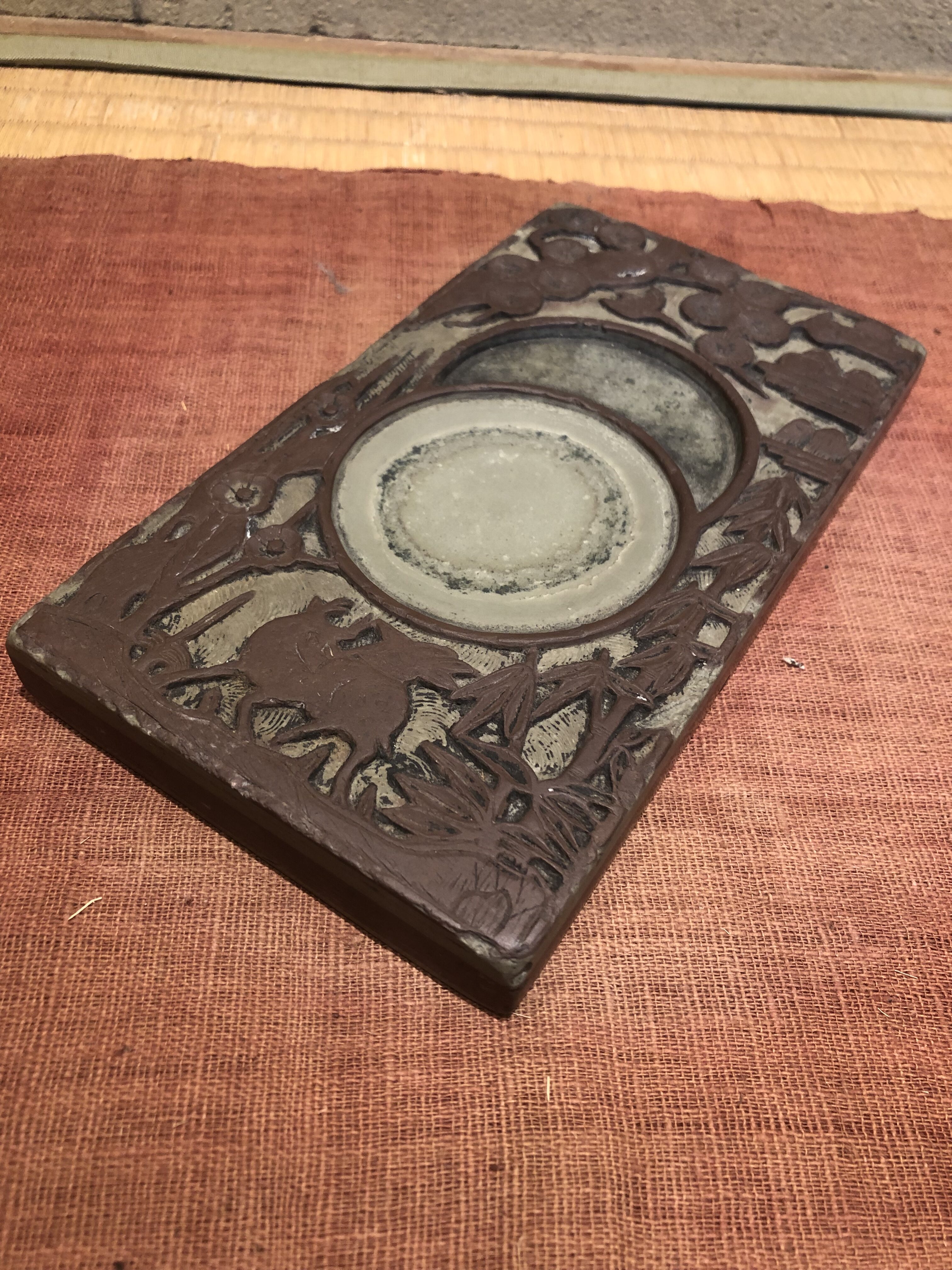 えびす屋のお知らせ「骨董コラム：李朝 硯の魅力と鑑定｜「白」の文化に寄り添う、素朴なる石の鼓動」