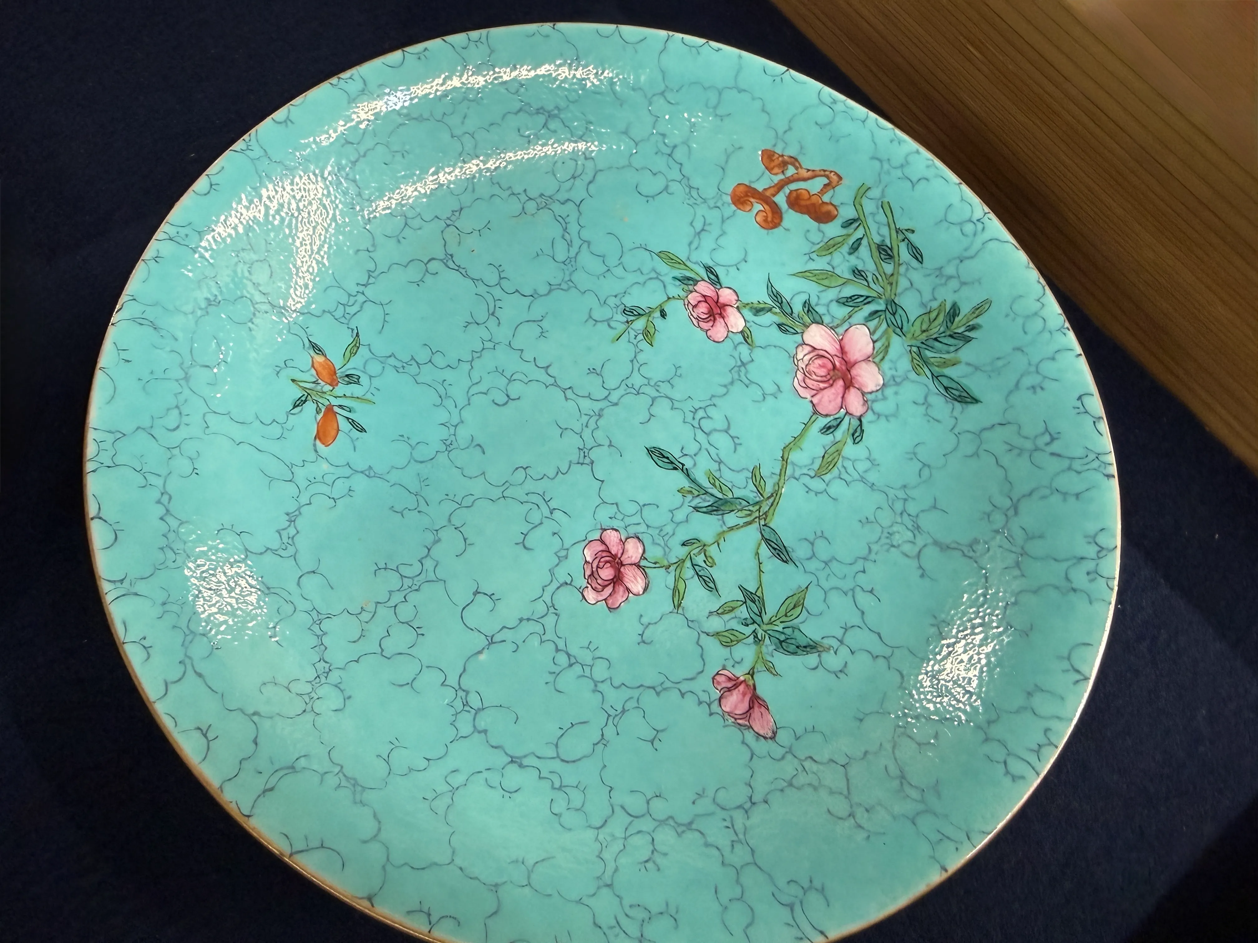 えびす屋のお知らせ「骨董コラム｜十錦手の買取価格を決定づける「色」と「形」｜皇帝の黄地と煎茶小椀が数千万円の札束に変わる理由」