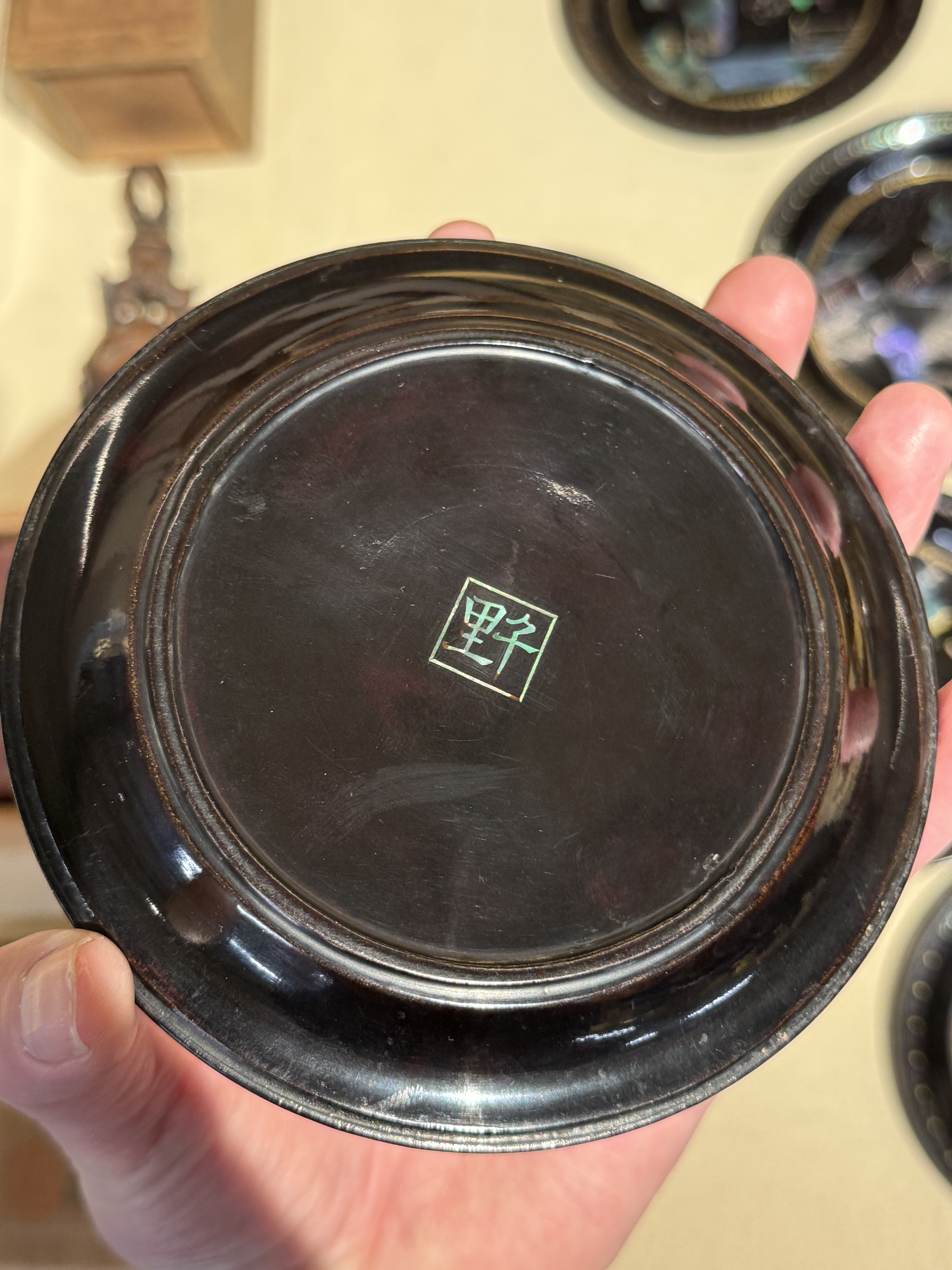 えびす屋のお知らせ「骨董コラム｜漆芸の至宝「江千里」の螺鈿盆｜千里銘が象徴する中国青貝細工の相場と高価買取の条件」