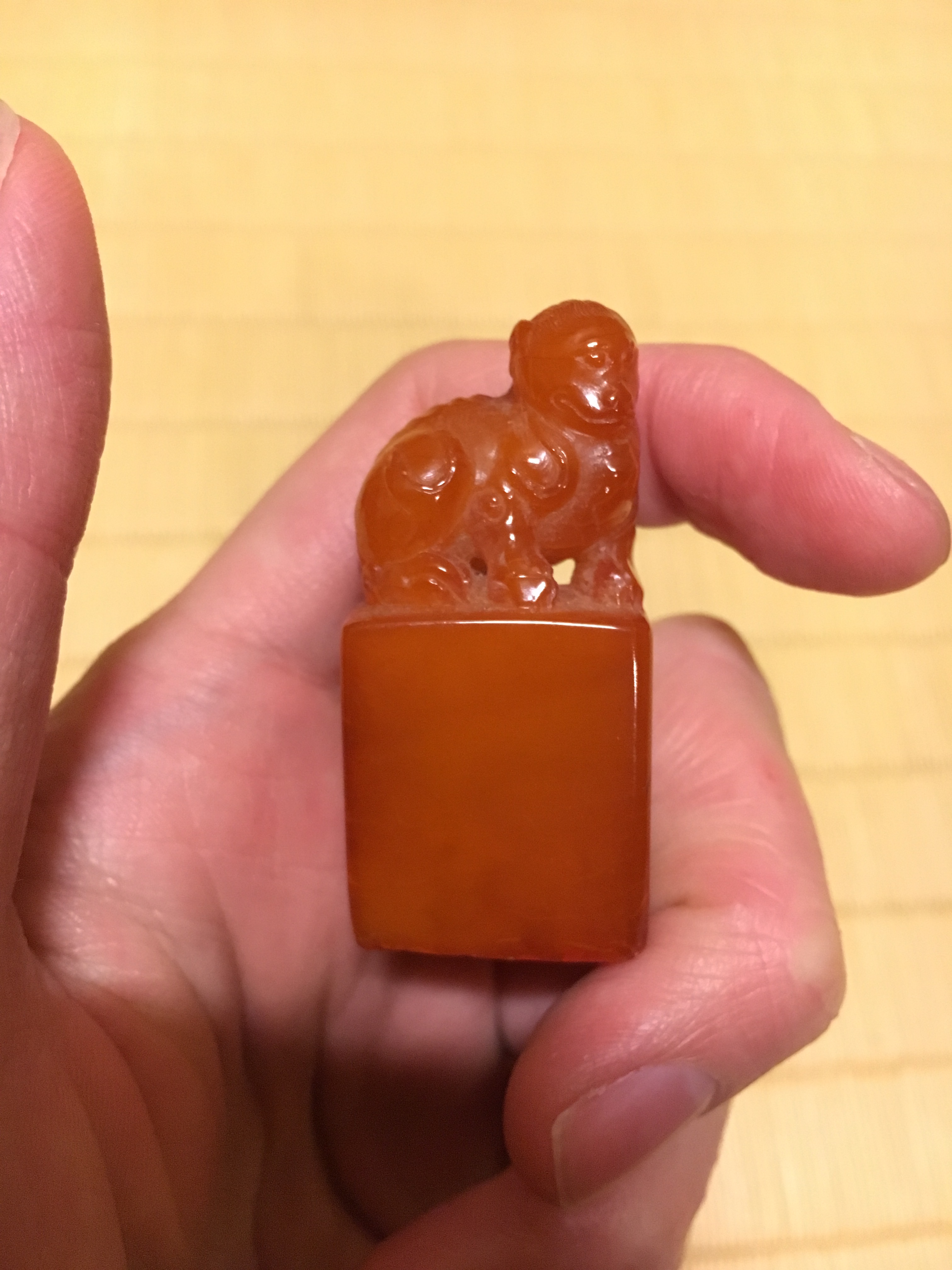 えびす屋のお知らせ「骨董コラム：琥珀印材の魅力｜時を超えた天然樹脂が生む印章の世界を読み解く」
