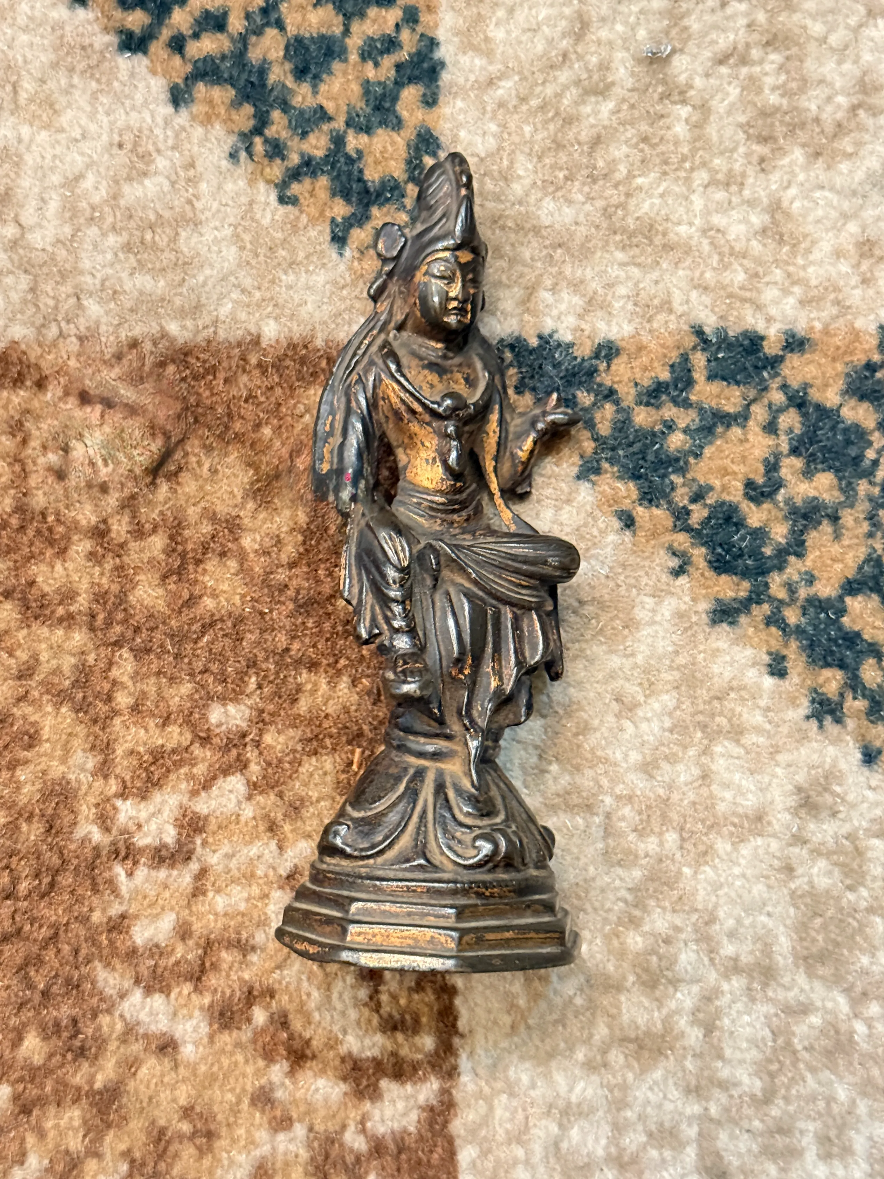 えびす屋のお知らせ「骨董コラム｜隋時代の仏像が引き起こす狂乱相場｜過渡期の至宝と偽物を剥ぎ取る鑑定士の死線」