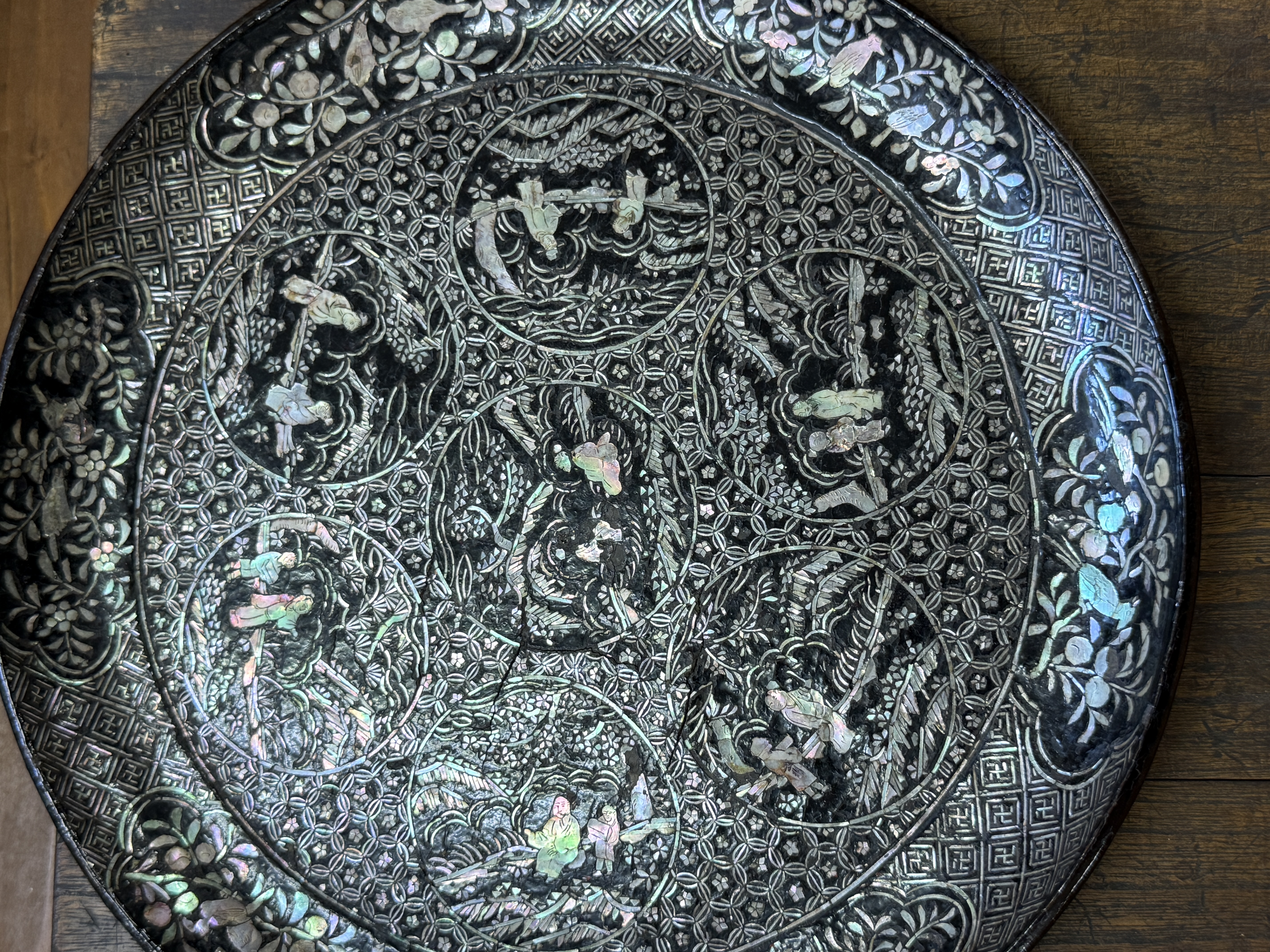 えびす屋のお知らせ「骨董コラム　虹彩の地質学。螺鈿漆器に宿る「光の干渉」と漆の収縮が語る物理的エビデンス」