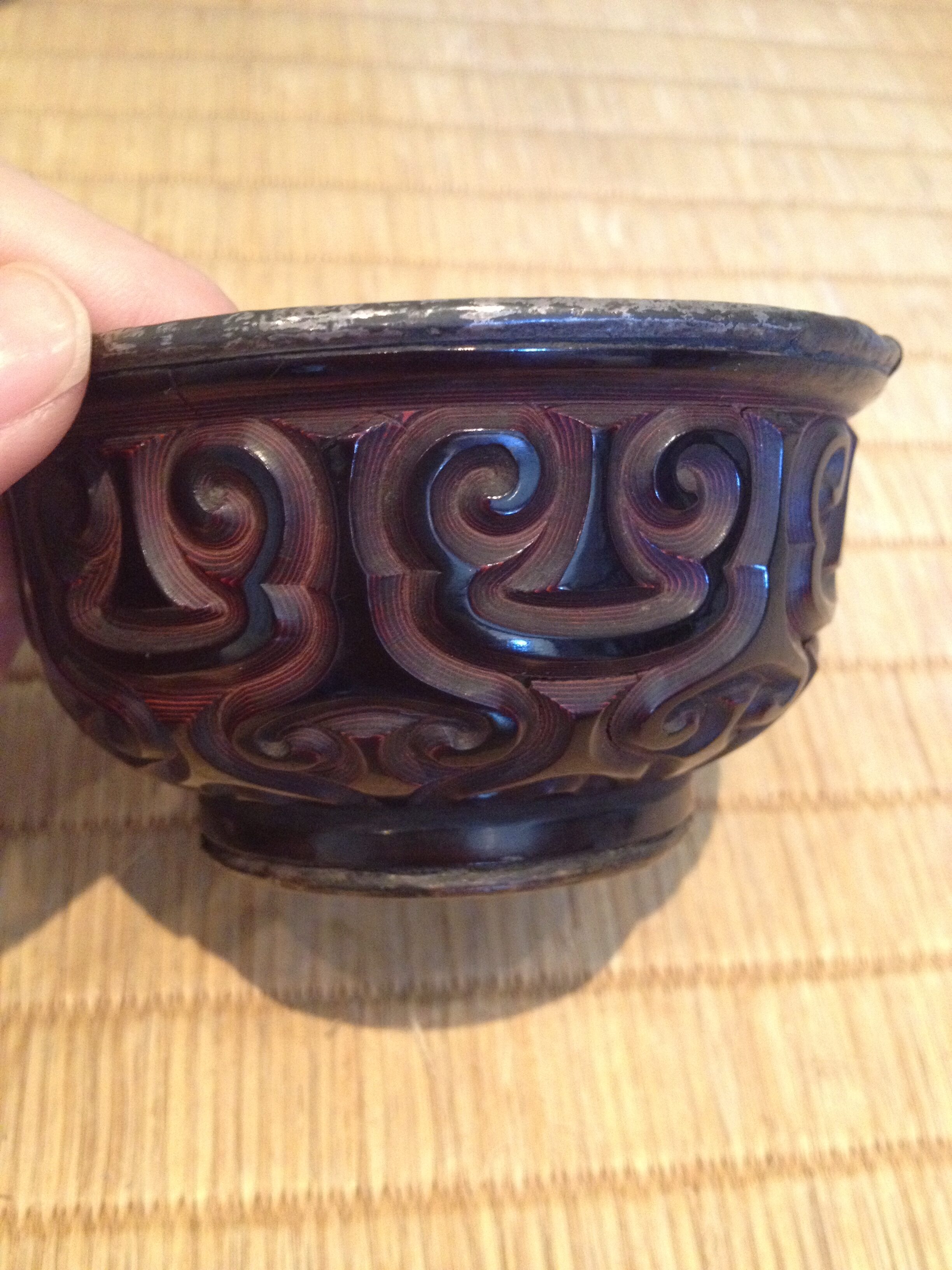 佐沼屋呉服店のお知らせ「骨董コラム：彫漆（ちょうしつ）の積層と重合――堆朱（ついしゅ）の断面が語る「硬度の時間軸」」