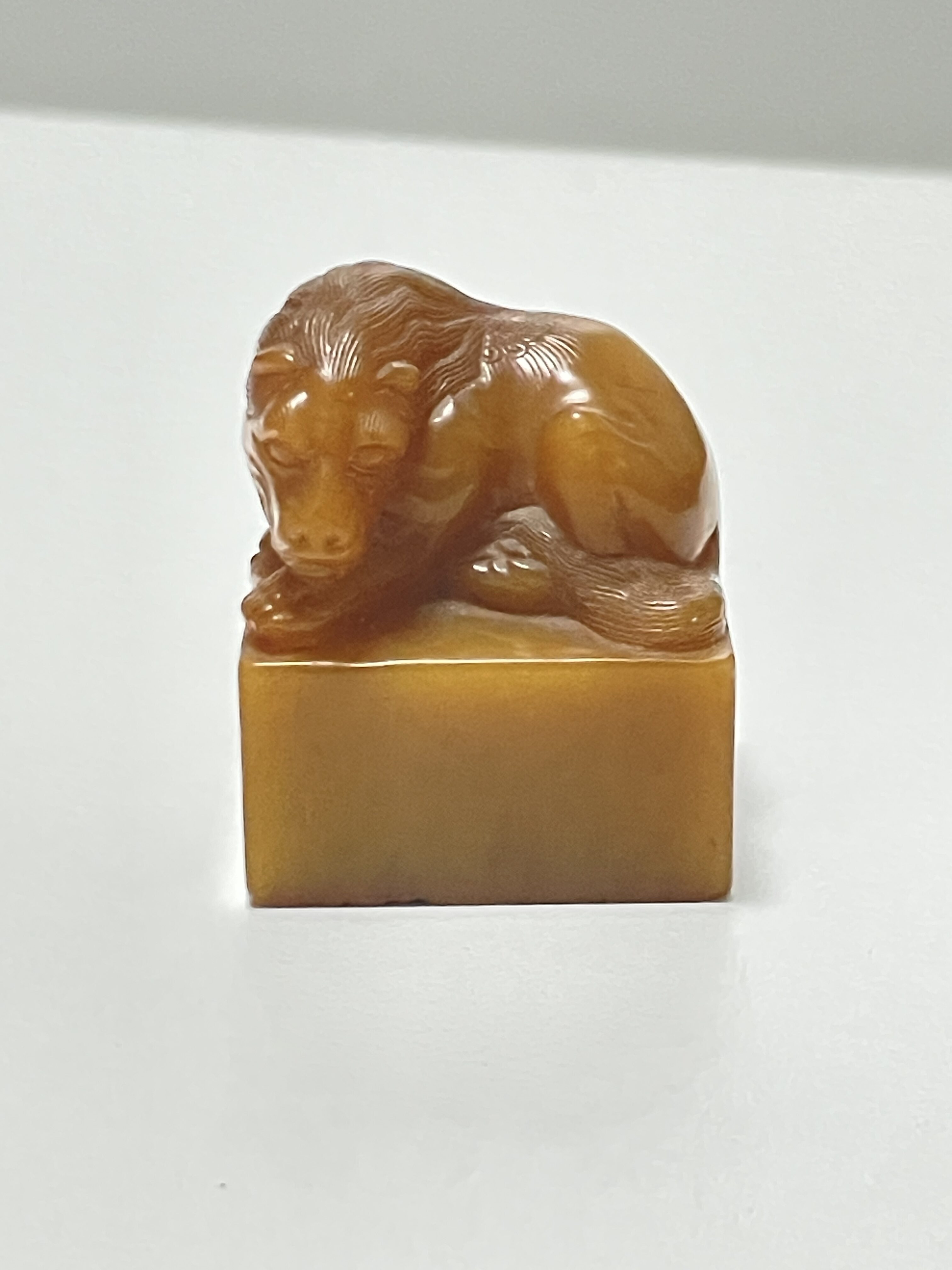 えびす屋のお知らせ「骨董コラム：地質学的奇跡がもたらす「石の王」田黄。その物理的実体と鑑定におけるフォレンジックな視点」