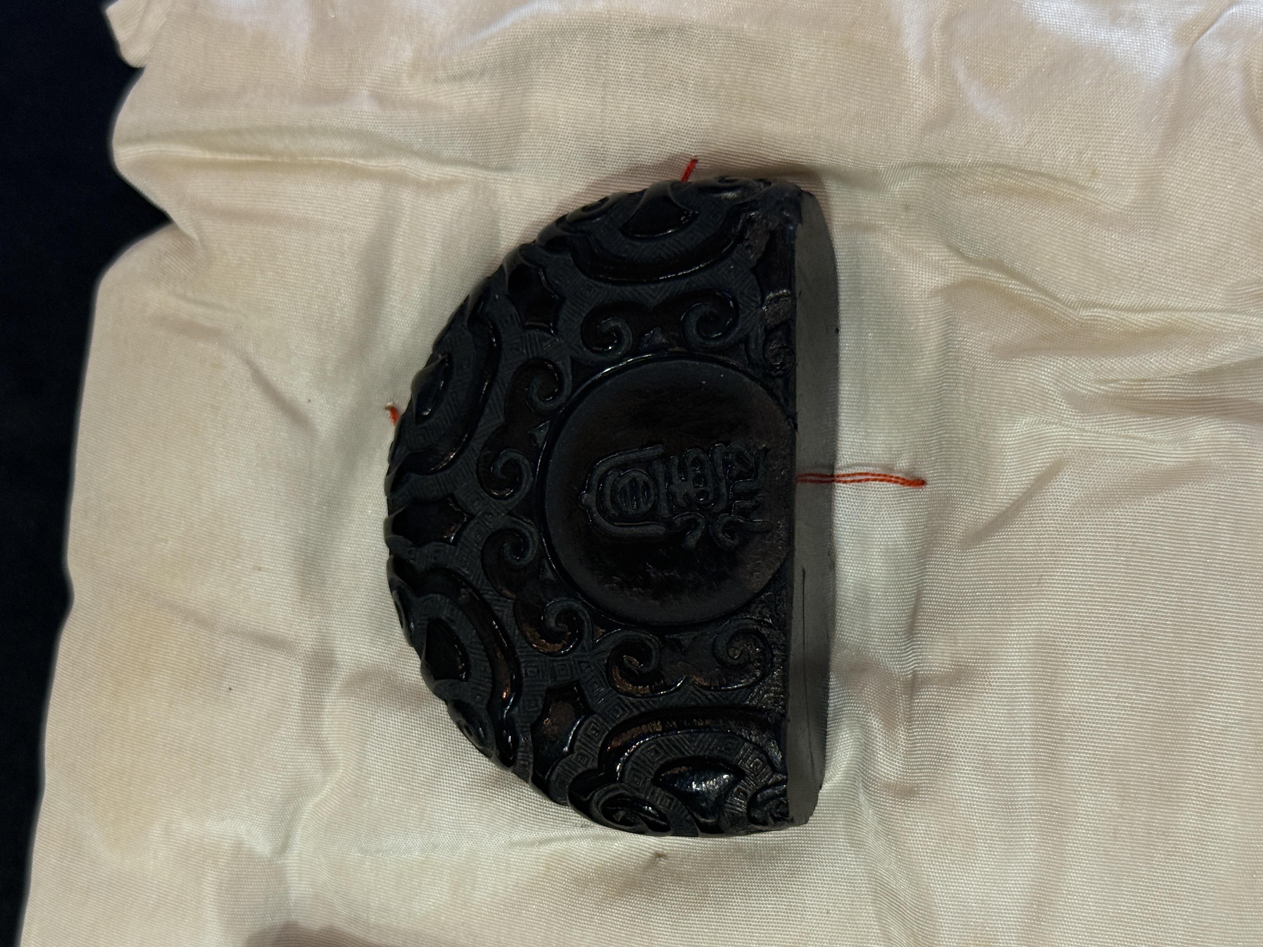 佐沼屋呉服店のお知らせ「骨董コラム：墨の鑑定と魅力｜「漆黒」の深淵に触れる――歳月が育む古墨の命」