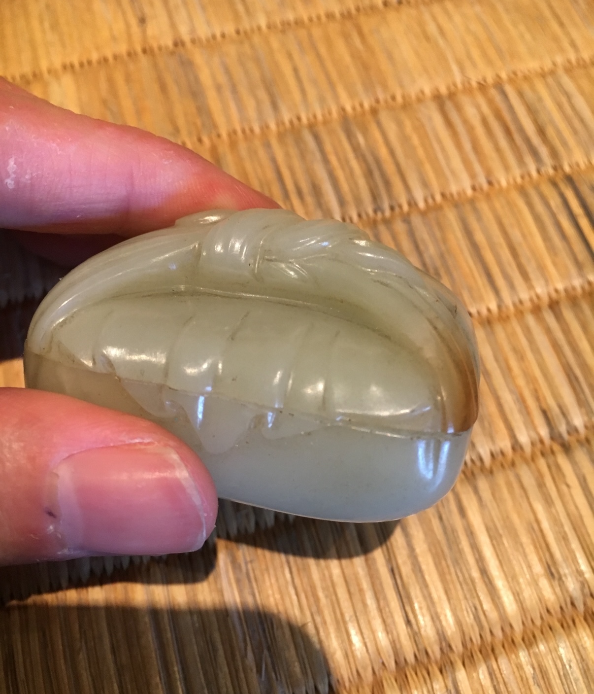 佐沼屋呉服店のお知らせ「骨董コラム：和闐玉（ホータンぎょく）の「油潤感」と比重――透閃石の組織が成す密度の真理」