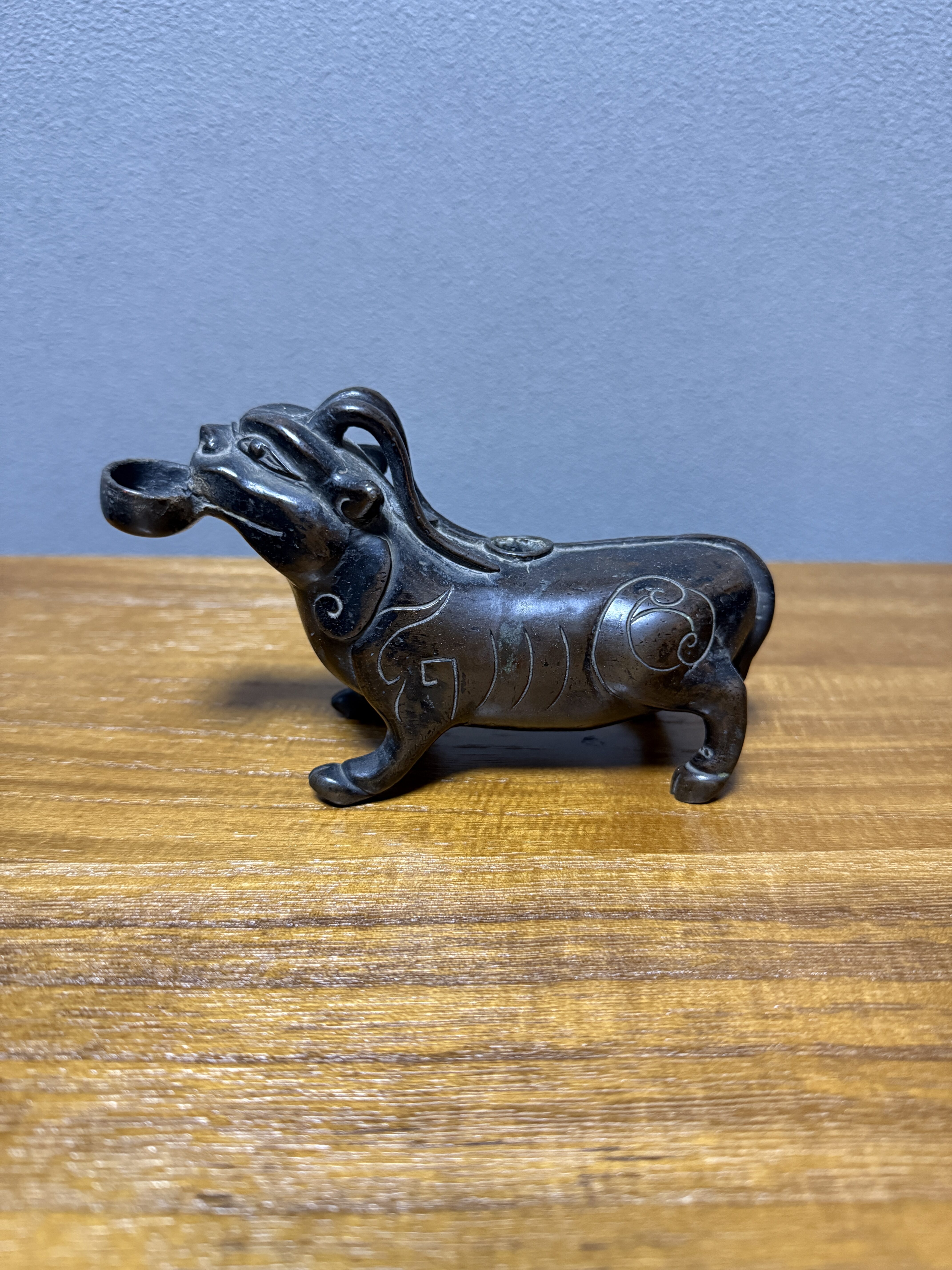 えびす屋のお知らせ「骨董コラム：掌（たなごころ）の宇宙「水滴」――杉並・世田谷の書斎に遺された知略と美意識」