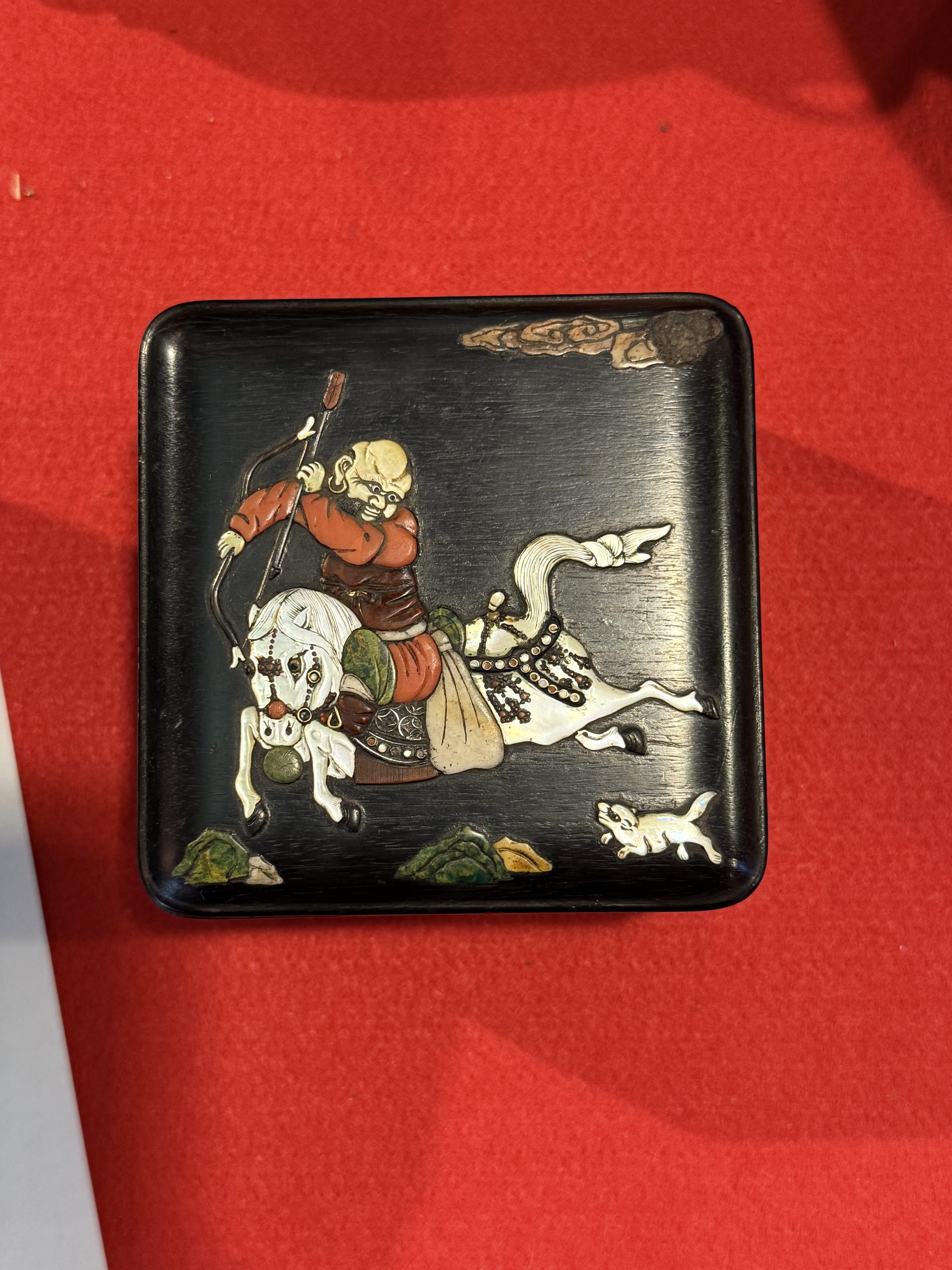 えびす屋のお知らせ「骨董コラム｜黄花梨（おうかりん）の魅力とは？文人が愛した「黄金の幻」が放つ驚異の資産価値と真贋鑑定の極意を専門美術商が語り尽くす」