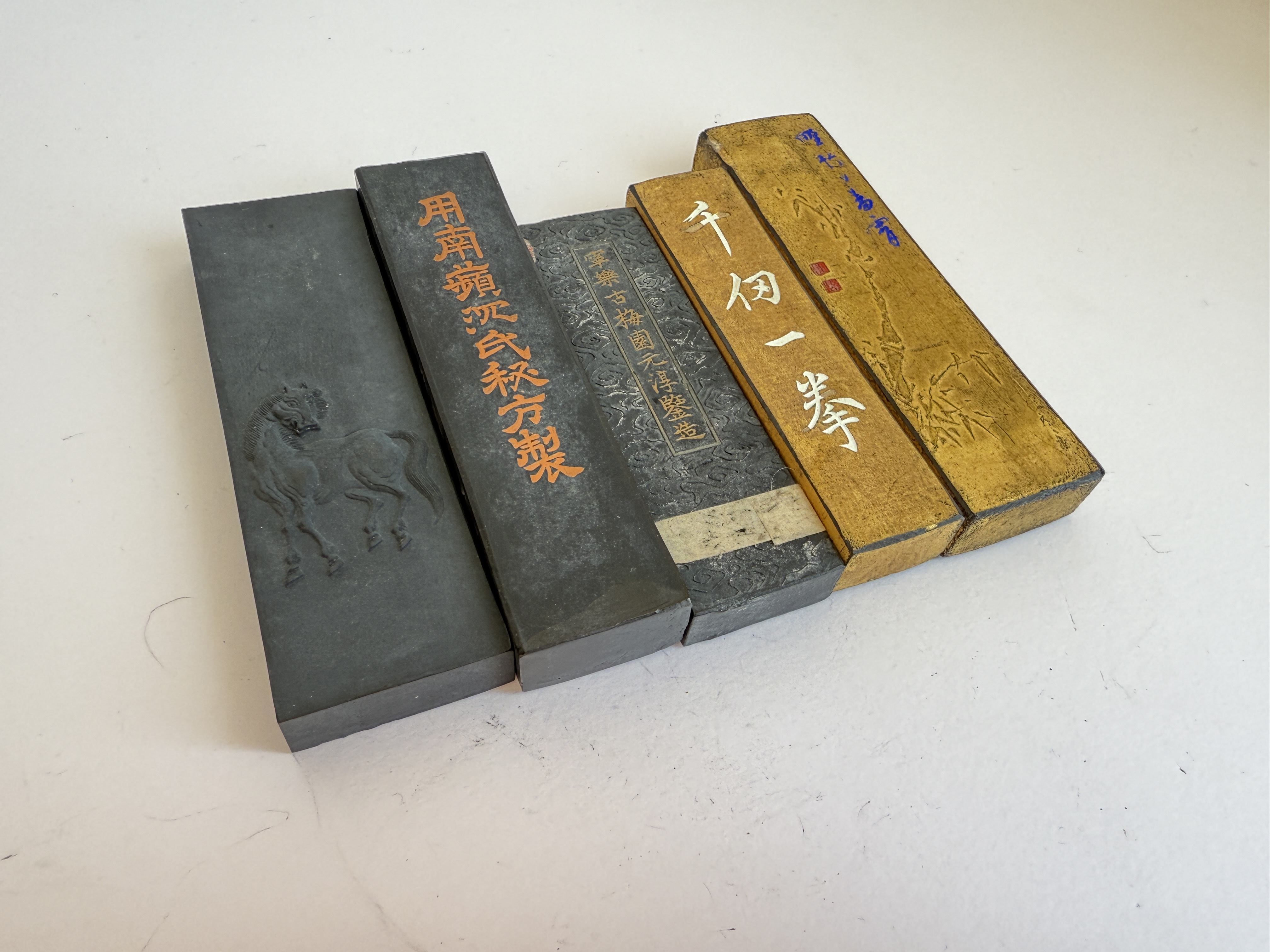 えびす屋のお知らせ「骨董コラム 一世紀前の炭素が放つ静寂と、古墨の「黒」が現代に再現不可能な物理的理由」