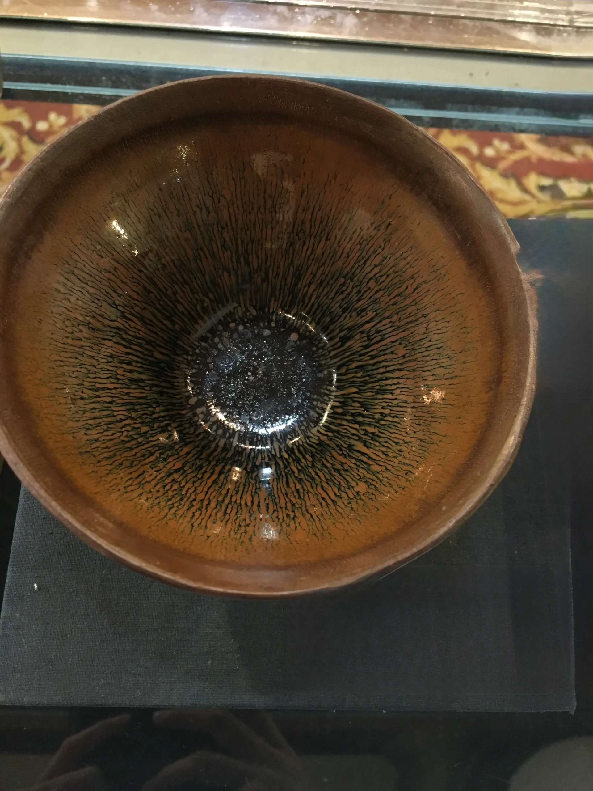 えびす屋のお知らせ「骨董コラム：天目茶碗（建窯）の鑑定と魅力｜漆黒に宿る星々と鉄の鼓動」